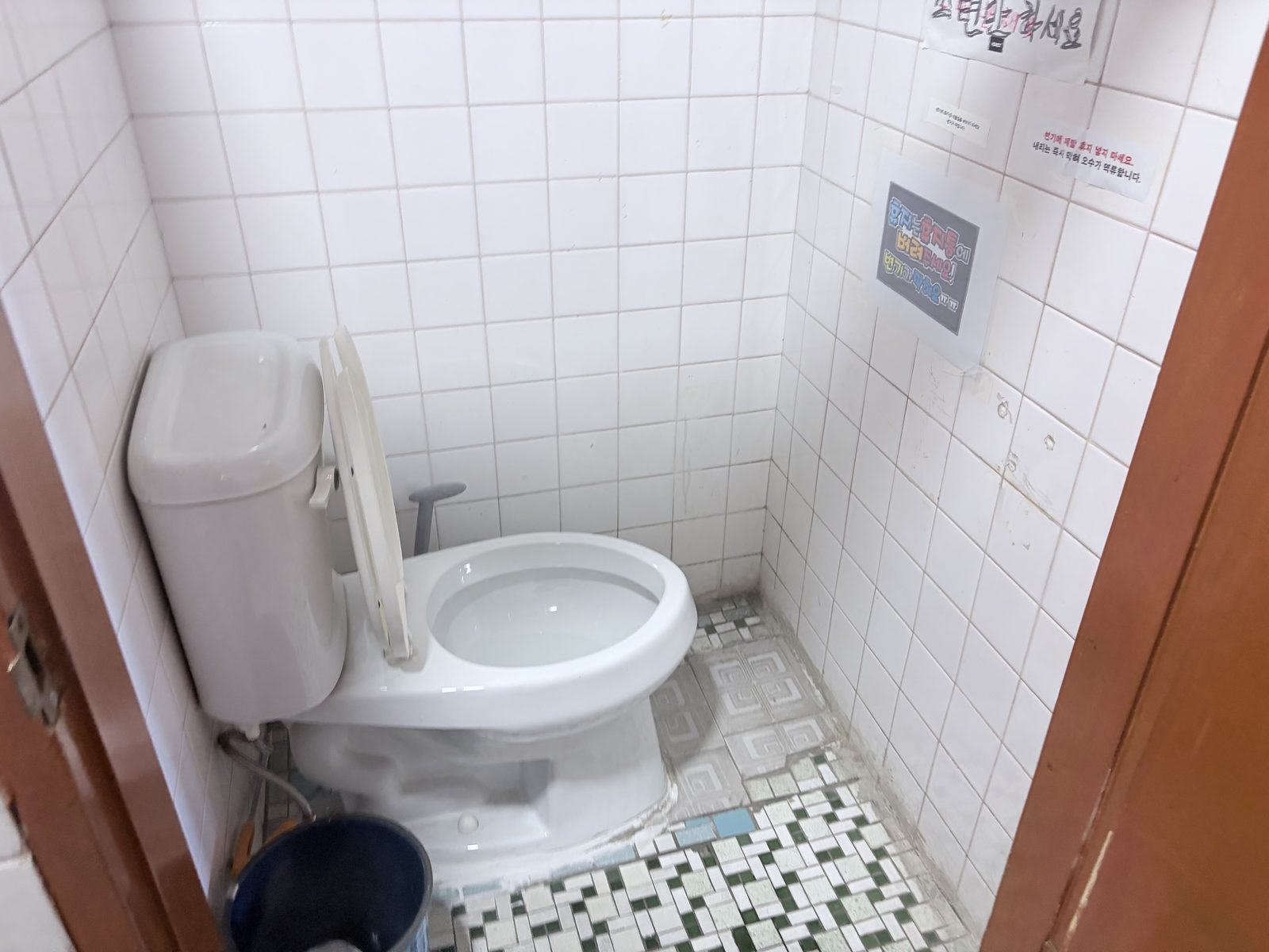 작업 완료 후 물이 맑고 정상적으로 배수되는 변기